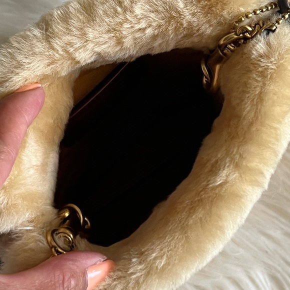 CE759 - Coach Drawstring Pouch in Shearling - Picture 6 of 12
